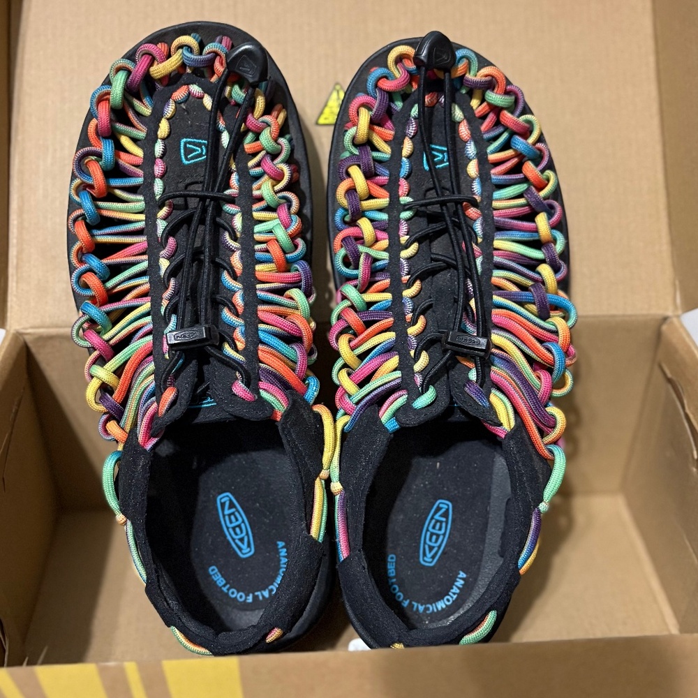 New Keen’s shoes in box